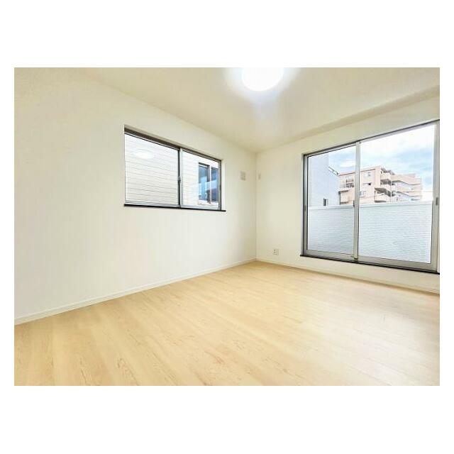 3F南側洋室(2面採光で日当たり良好です)