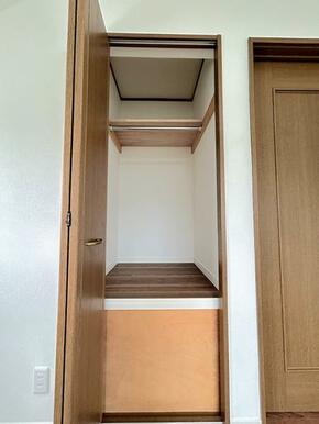 「2F北西側洋室クローゼット」空間を活かした収納です。