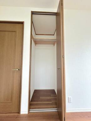 「2F南西側洋室クローゼット」空間を活かした収納です。