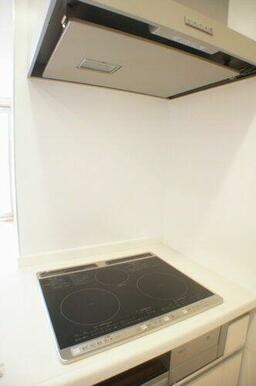 ＩＨクッキングヒーターの付いたシステムキッチンです。大型のレンジフードもありますので煙も気になりま…
