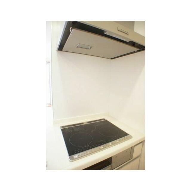 ＩＨクッキングヒーターの付いたシステムキッチンです。大型のレンジフードもありますので煙も気になりま…