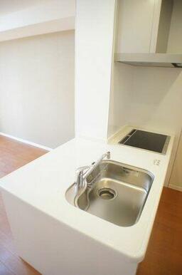 ワイドカウンターのシステムキッチンを採用。ご家族のコミュニケーションを大切に出来ます。