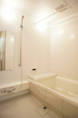 一日の疲れを癒してくれる浴室はホワイトを基調とした清潔感のある浴室です♪