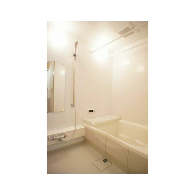 一日の疲れを癒してくれる浴室はホワイトを基調とした清潔感のある浴室です♪