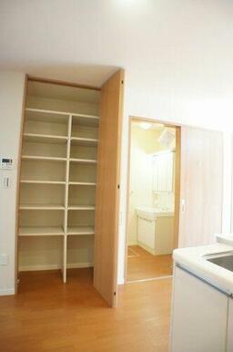 キッチンのコーナーにある収納はパントリーとして買い置きの食品や日用雑貨品などの収納にたいへん便利で…