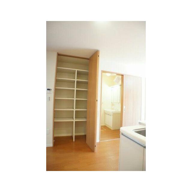 キッチンのコーナーにある収納はパントリーとして買い置きの食品や日用雑貨品などの収納にたいへん便利で…