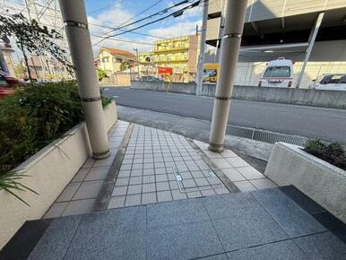 入口がスロープで車いすの方やベビーカーを押されている方など、様々なニーズに対応できるマンションです！