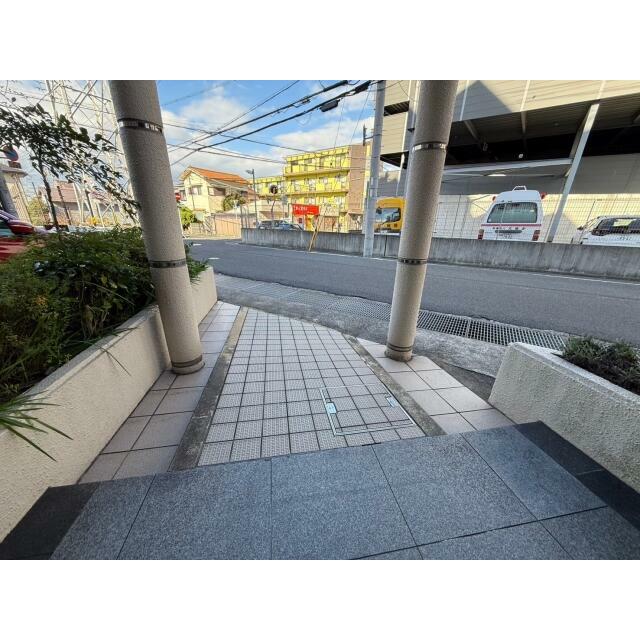 入口がスロープで車いすの方やベビーカーを押されている方など、様々なニーズに対応できるマンションです！