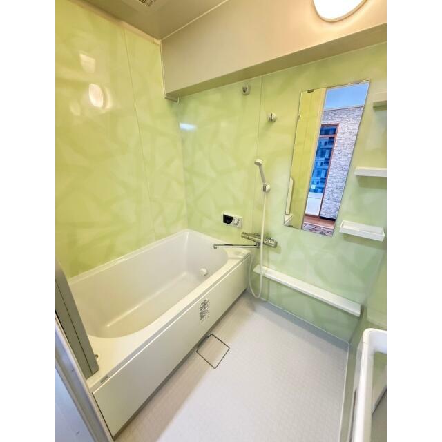 グリーンの浴室で癒しの時間を。