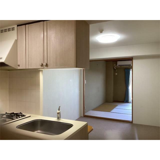 キッチンからダイニング、和室へ