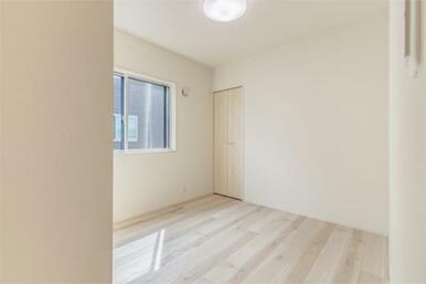 ２階洋室（５帖）です。このお部屋は２か所に収納があるため居住スペースをより広く使えます。