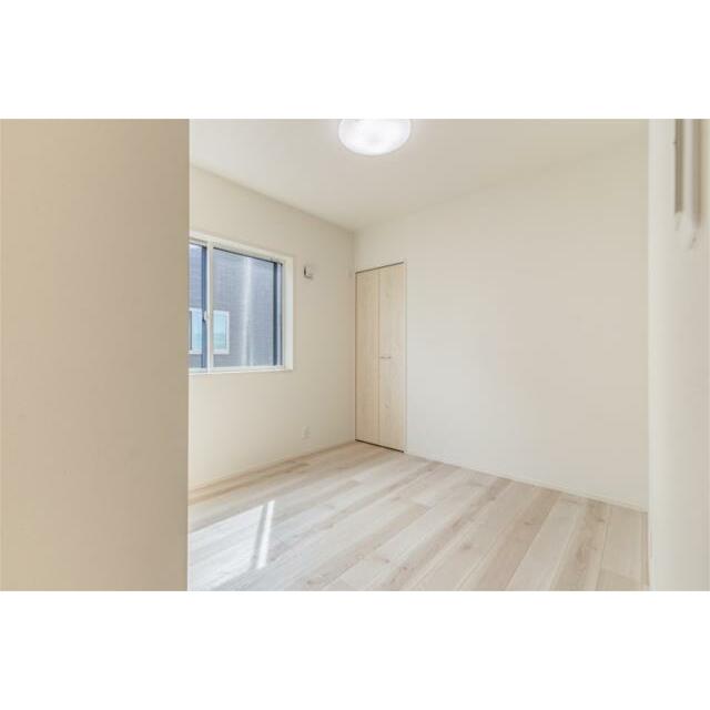 ２階洋室（５帖）です。このお部屋は２か所に収納があるため居住スペースをより広く使えます。