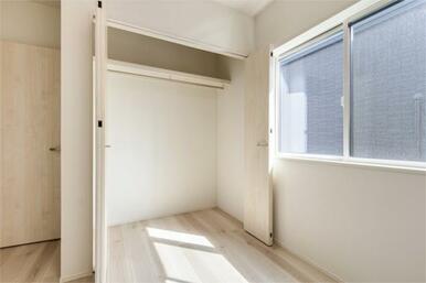 ２階洋室（５帖）のクローゼットです。ハンガーパイプと棚板付きです。