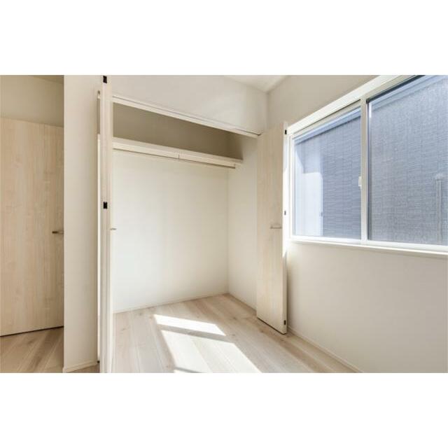 ２階洋室（５帖）のクローゼットです。ハンガーパイプと棚板付きです。