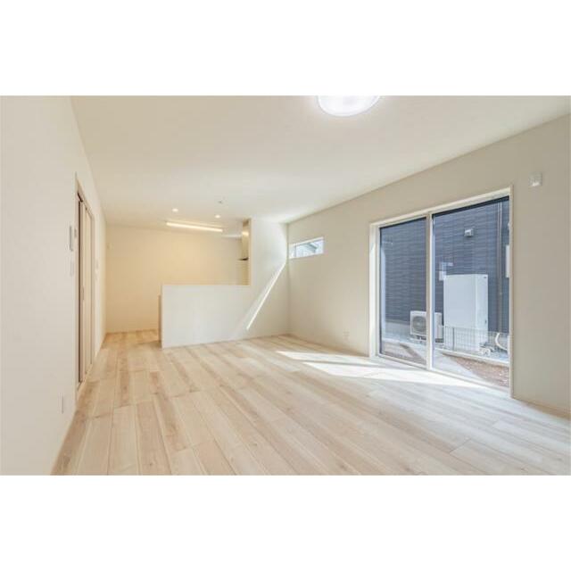 掃き出し窓の方位は南です。１日を通して長い時間光を取り込め明るい空間です。