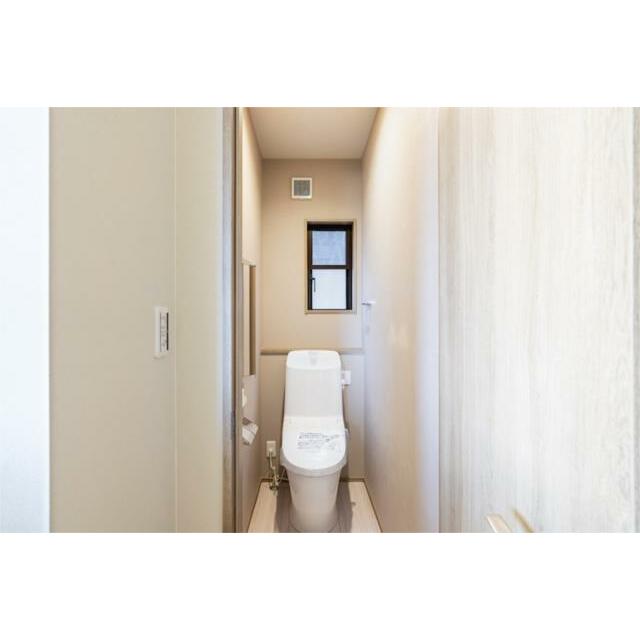 ２Ｆトイレです。温水洗浄便座付き、窓や手すりもあり使い勝手が良好です。各階にトイレがあります。