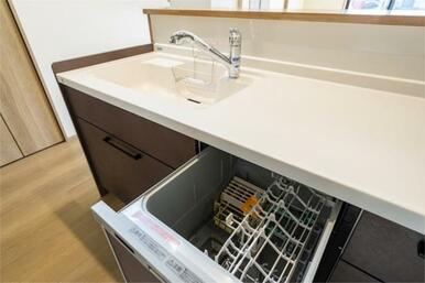 高温・高圧水流で汚れを落とすのでガンコな汚れ、手洗いしにくい汚れもスッキリ！家事の時短も実現！