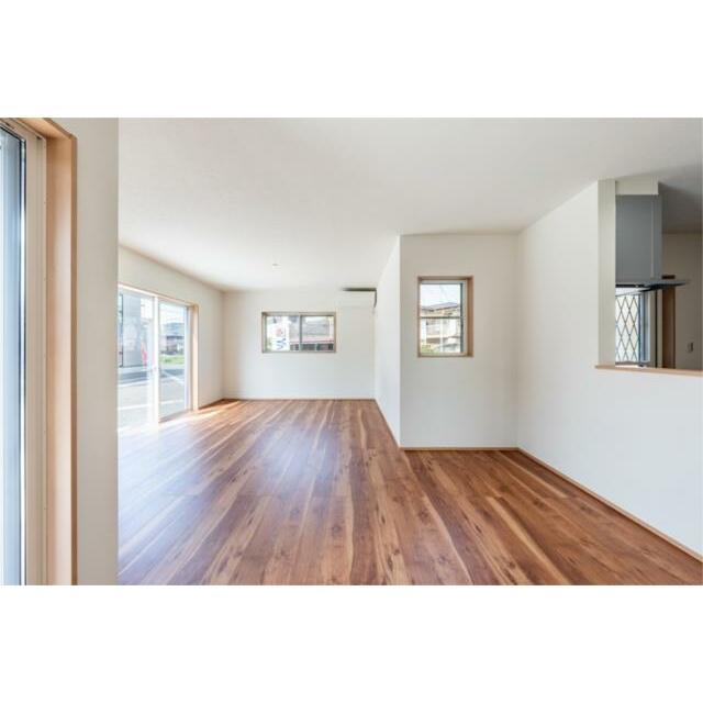 窓によって外の景色が美しく切り取られ、リビング空間により広がりをもたらします。