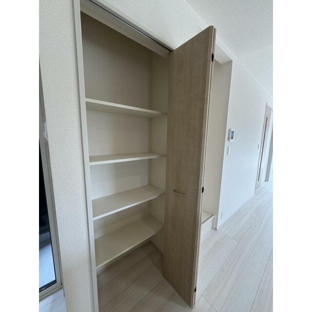 【収納(2)号棟】キッチン横に扉付きの収納があります！