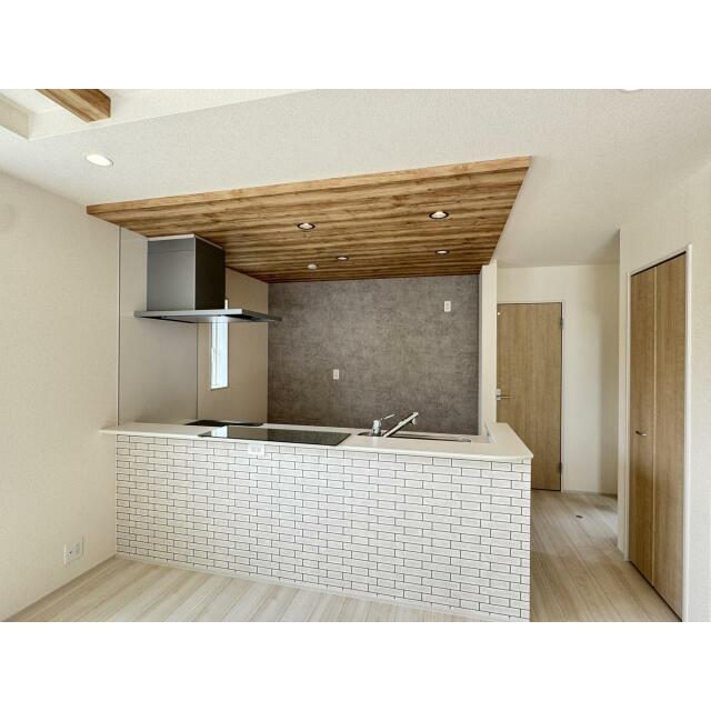 【キッチン(2)号棟】アクセントクロスでカフェのような雰囲気に！