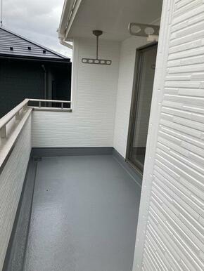 洗濯物や布団をたっぷり干せるのがうれしいバルコニー （5号棟）