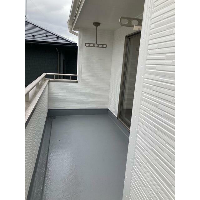 洗濯物や布団をたっぷり干せるのがうれしいバルコニー （5号棟）