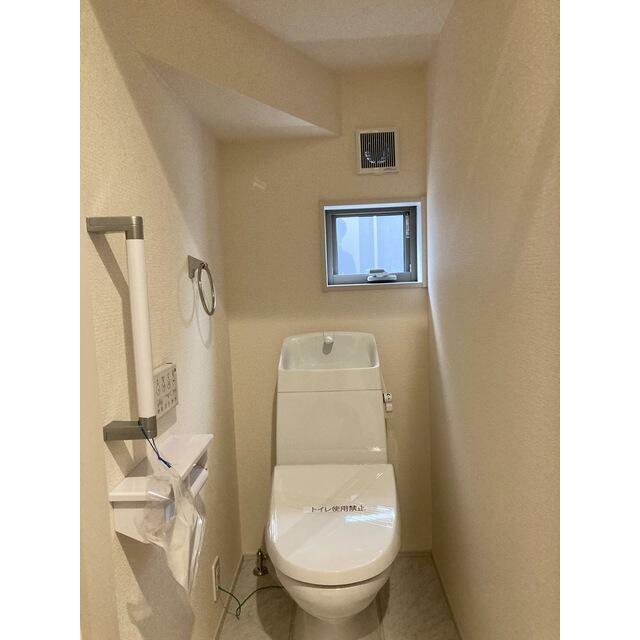 体調不良時や将来のことを考えれば手すり付きはとっても便利（5号棟）