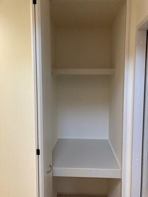 クローゼットや本棚、趣味の保管庫と自由に活用できる収納空間（5号棟）