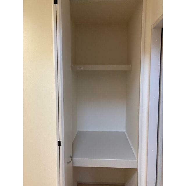 クローゼットや本棚、趣味の保管庫と自由に活用できる収納空間（5号棟）