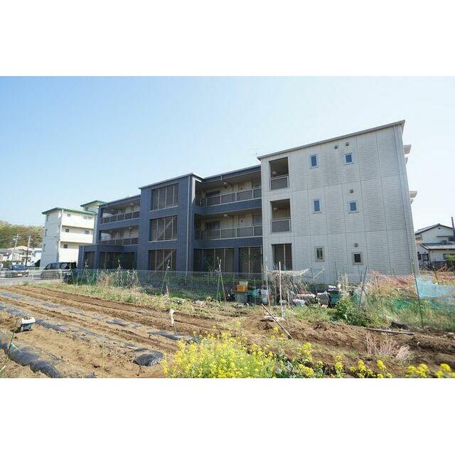 【北西方向から撮影】積水ハウスの３階建てシャーメゾン！ホワイトとブラックのツートーンカラーです。