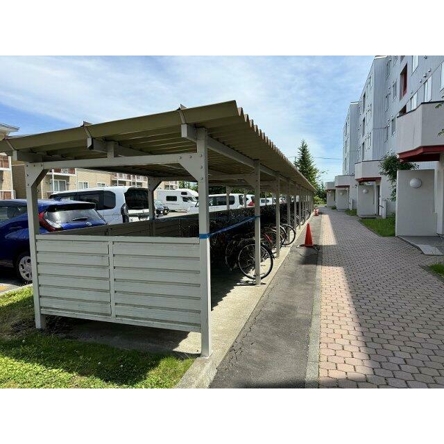 屋根付き駐輪場もついております。