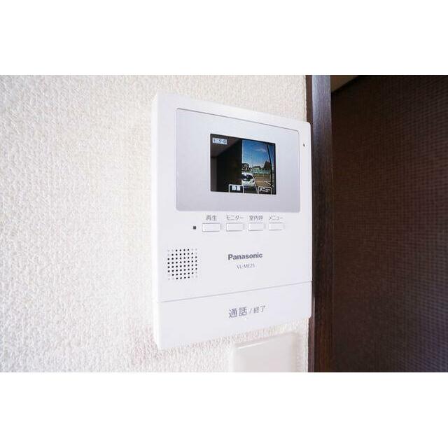 Ｐａｎａｓｏｎｉｃ製の録画機能・カラーモニタ付きインターフォン。防犯上便利です。