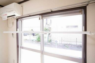 エアコンのある洋室には部屋干し用のバーが付いており、雨の日や花粉、土埃などが気になる時期に重宝しま…