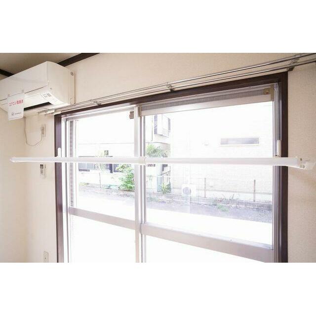 エアコンのある洋室には部屋干し用のバーが付いており、雨の日や花粉、土埃などが気になる時期に重宝しま…