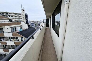和室から出入りできる南西側バルコニー