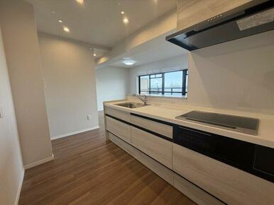 対面式のシステムキッチンです！人造大理石天板でお掃除もラクラク♪