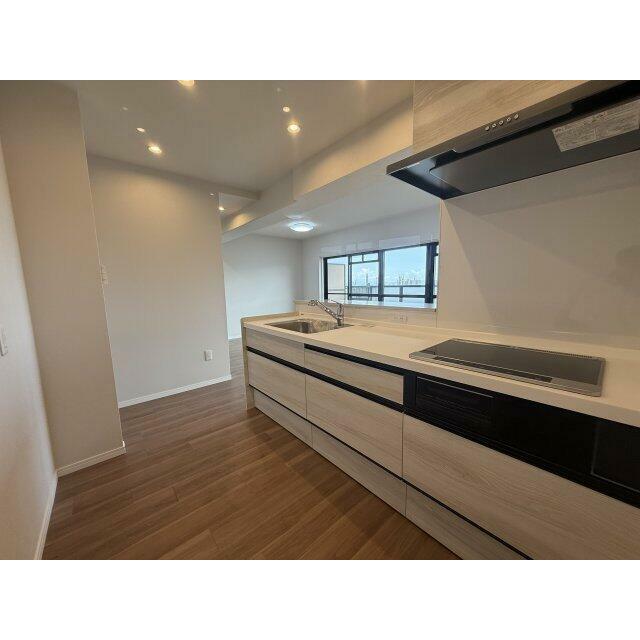 対面式のシステムキッチンです！人造大理石天板でお掃除もラクラク♪