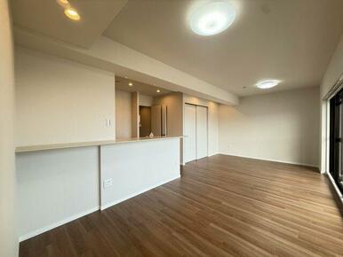 日当たりの良いリビングです♪洋室は間仕切り可能です♪