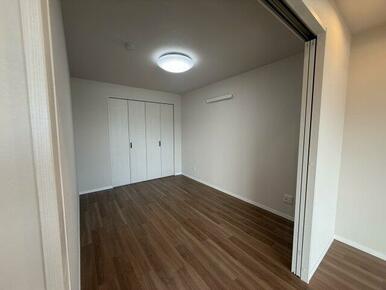 洗濯機置場の上部には収納棚もあります♪リビング横5.5畳の洋室です！大きなクローゼットがあり収納に困