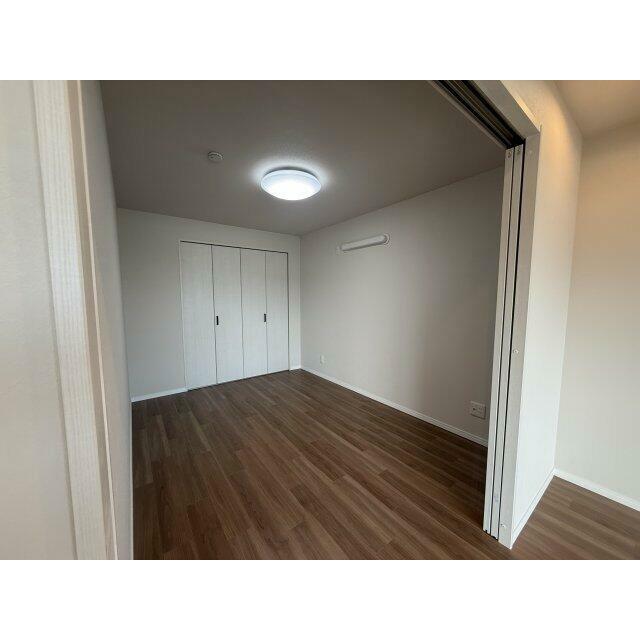 洗濯機置場の上部には収納棚もあります♪リビング横5.5畳の洋室です！大きなクローゼットがあり収納に困