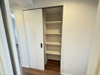 廊下にも可動棚タイプの収納があります♪