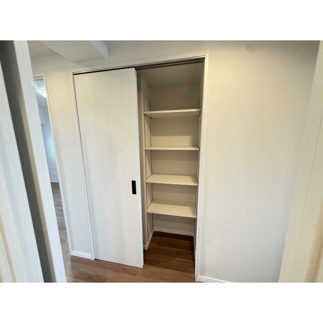 廊下にも可動棚タイプの収納があります♪