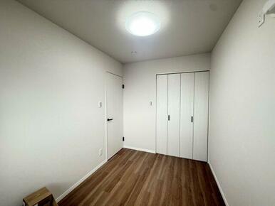 4.1畳の洋室です！ハンガーパイプ付きでたっぷり収納できます♪