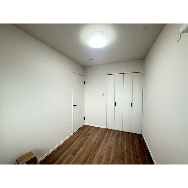 4.1畳の洋室です！ハンガーパイプ付きでたっぷり収納できます♪