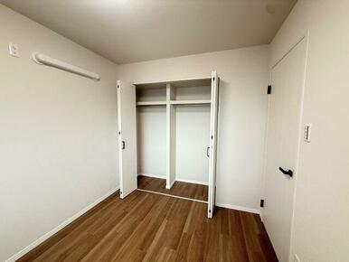 5.1畳の洋室、別角度の写真です♪