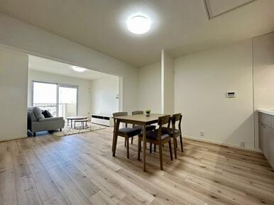 ダイニングテーブル付きです