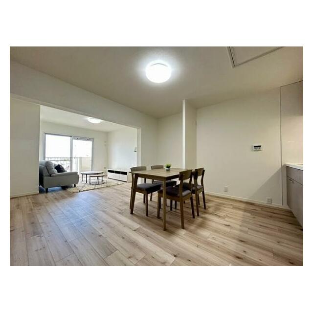 ダイニングテーブル付きです