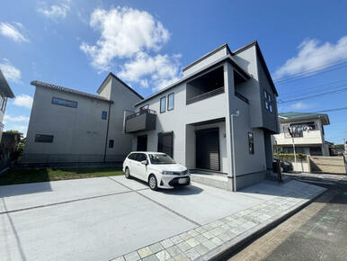前面道路は交通量が少ない落ち着いた生活道路。車の出し入れもスムーズに行えるゆとりあるスペースを確保し