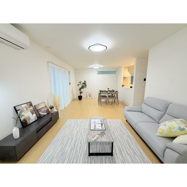 家具＆エアコン付き物件☆ 家具の配置やお部屋の広さを実際に確認できるので、入居後の生活をイメージしやすいのもポイントです♪ 新しい暮らしを具体的に思い描きながら、室内をご覧いただけます。