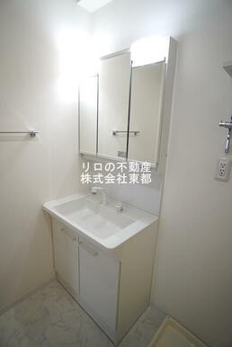 収納豊富な独立洗面台設置済みです♪